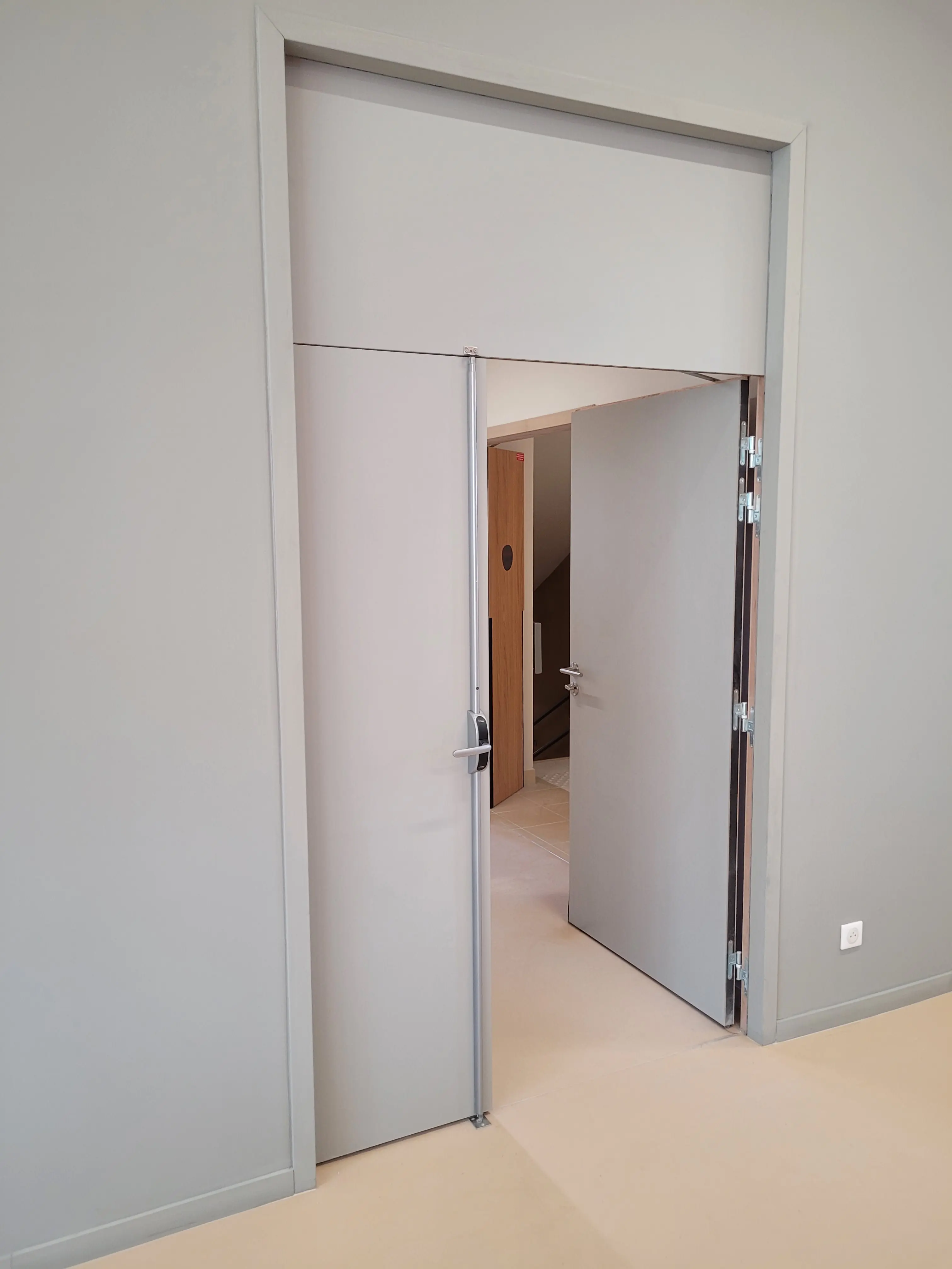 Bloc-porte double vantaux inégaux simple action avec imposte sur huisserie bois et métallique
