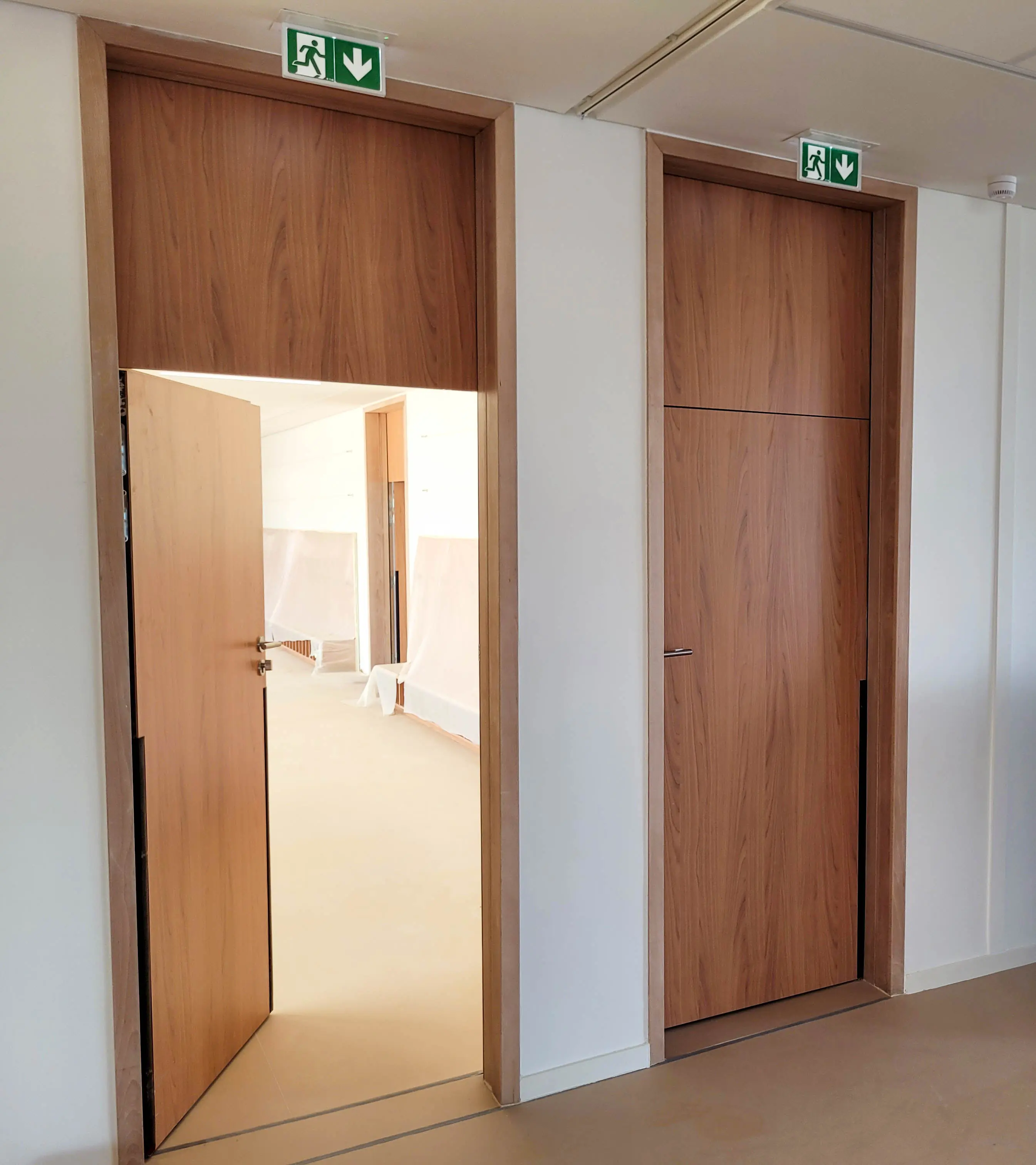 Bloc-porte acoustique petite-enfance simple vantail simple action avec imposte sur huisserie bois