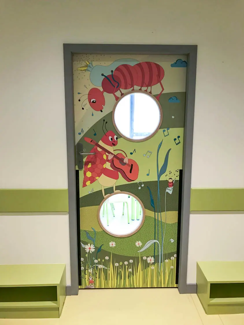 Bloc-porte acoustique petite-enfance simple vantail simple action sur huisseries bois et métallique