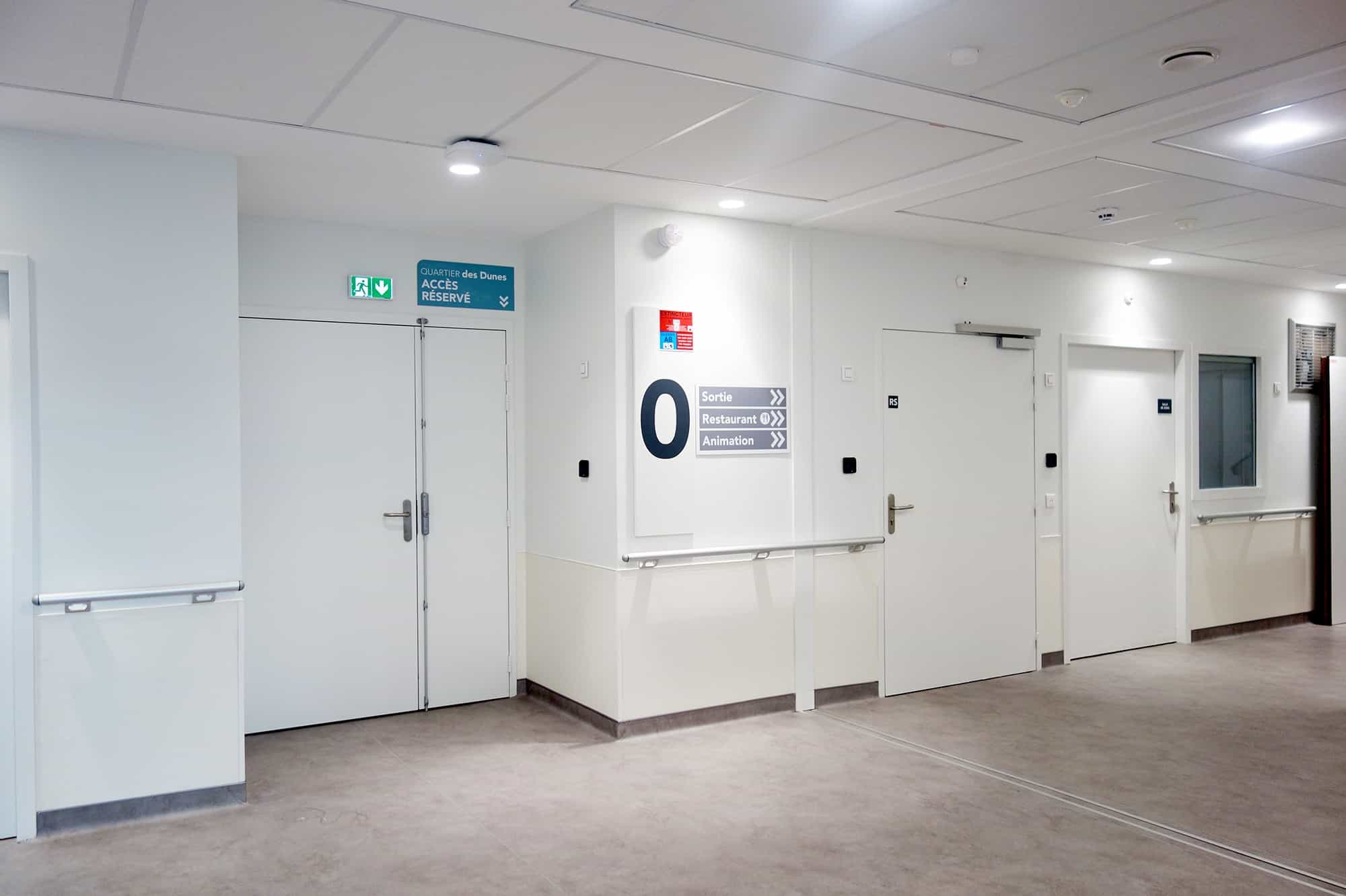 blocs-portes techniques situés dans un couloir d'un établissement de santé