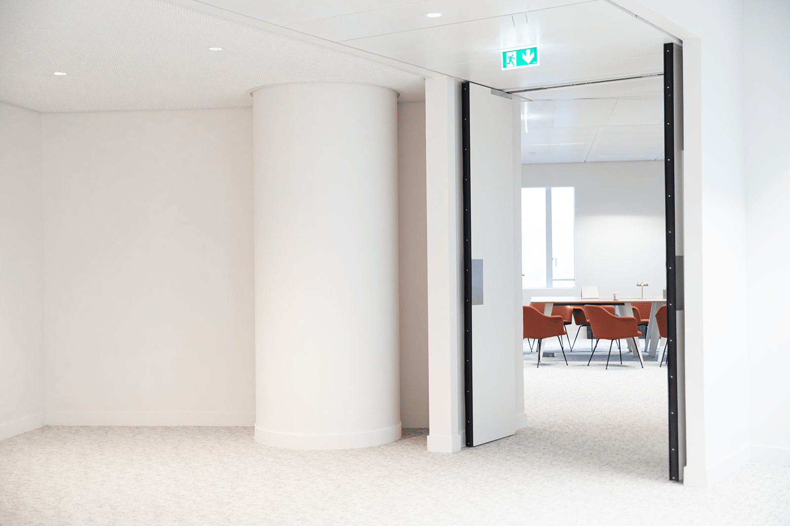 bloc-porte technique pour issue de secours situé dans un espace de bureau à la tour HOPEN