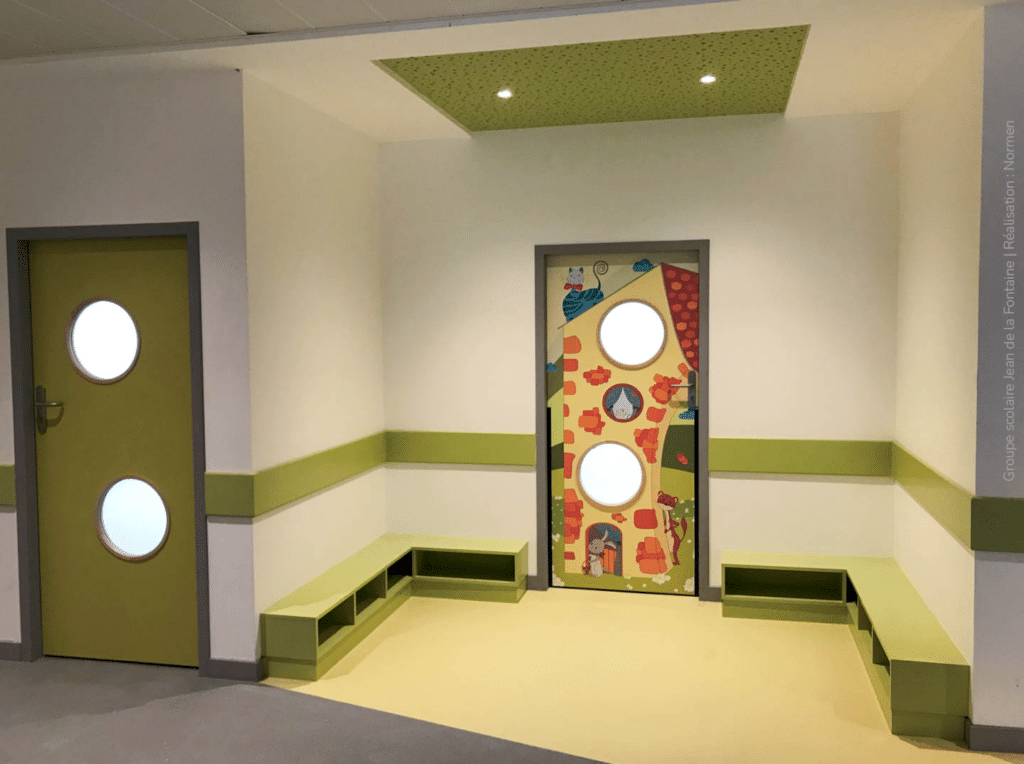 bloc-porte maternel avec un décor pour enfant situé dans une maternelle