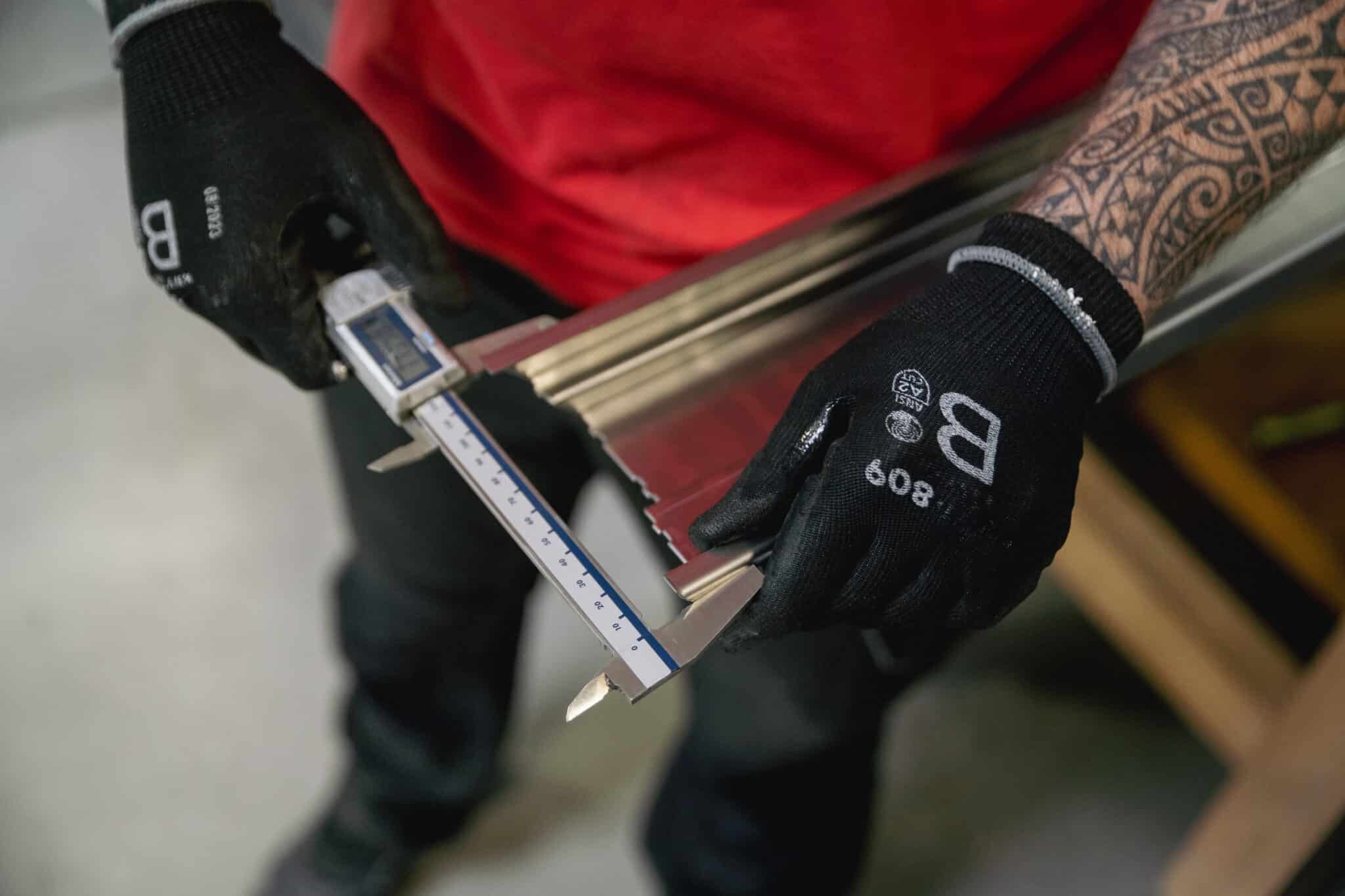 contrôle qualité sur une huisserie métallique polytech