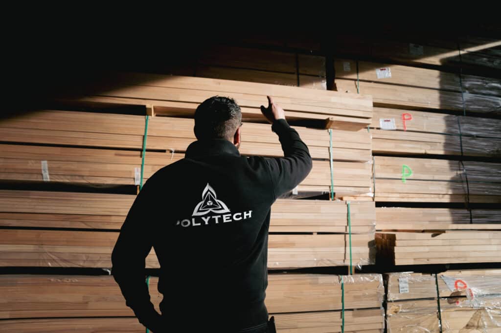 stockage du bois pour la fabrication des blocs-portes techniques polytech