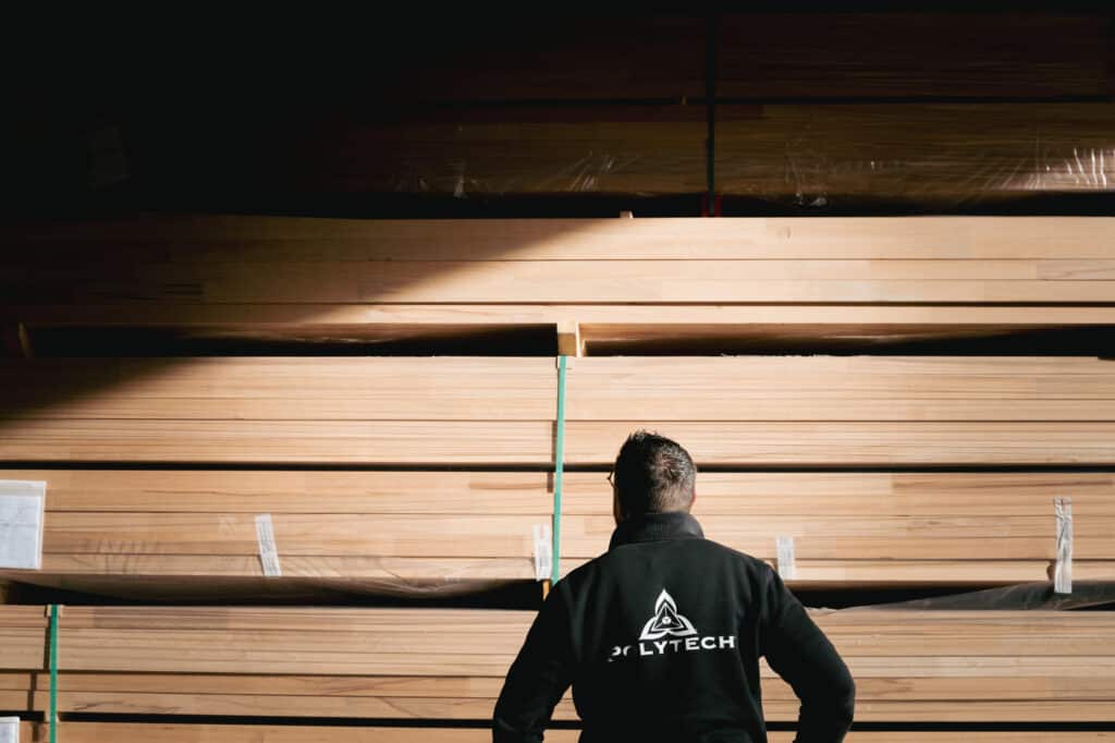 zone de stockage du bois pour la fabrication des blocs-portes techniques polytech